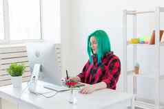 设计师插画家艺术家人概念肖像当代年轻的女人绿色头发移动PC图形平板电脑工作