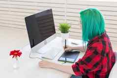 图形设计师人概念年轻的设计师女赶时髦的人图形平板电脑工作办公室一边视图