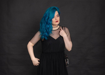 人时尚头发概念肖像年轻的女人蓝色的头发黑色的衣服蓝色的头发黑色的背景