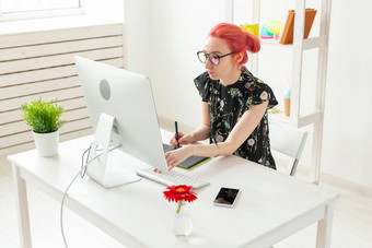 业务设计师动画师概念年轻的女人插画家艺术家粉红色的头发吸引了图形平板电脑
