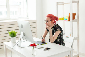 业务设计师动画师概念年轻的女人插画家艺术家粉红色的头发吸引了图形平板电脑