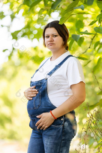 怀孕爱人期望概念快乐怀孕了女人绿色自然背景