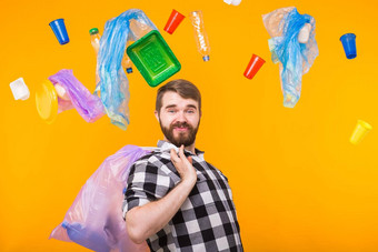 环境污染塑料回收问题生态问题概念骄傲有趣的男人。持有垃圾回收黄色的背景