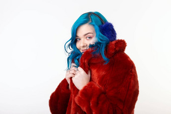 人<strong>保护动物</strong>时尚概念美丽的女孩蓝色的头发穿着红色的温暖的夹克人工皮毛耳罩