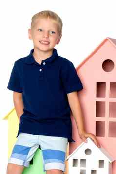 男孩玩色彩斑斓的房子