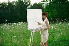 女人艺术家油漆画架自然景观