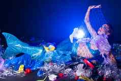 幻想美人鱼深海洋伤心水污染塑料垃圾瓶污染海洋生态灾难垃圾塑料回收概念