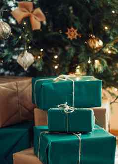 圣诞节假期交付可持续发展的礼物概念绿色蓝色的礼物盒子包装环保包装回收纸装饰圣诞节树
