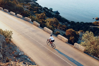骑自行车的人骑自行车沿海路