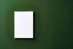 栈白色业务卡片黑暗绿色背景