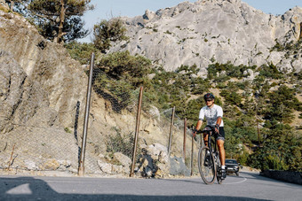 专业路自行车赛车手行动山路