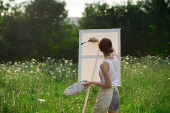 女人艺术家在户外调色板油漆油漆图片