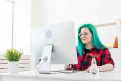业务设计师动画师概念年轻的女人插画家艺术家绿色头发吸引了图形平板电脑