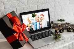 虚拟圣诞节会议团队在家中上班家庭视频调用远程会议电脑网络摄像头屏幕视图多样化的肖像爆头满足工作首页办公室快乐小时聚会，派对在线