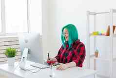 设计师插画家艺术家人概念肖像当代年轻的女人绿色头发移动PC图形平板电脑工作
