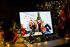 头拍摄肖像有吸引力的家庭使视频会议调用圣诞节遥远的交互现代科技概念
