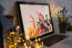 快乐父母拥抱可爱的小孩子女儿持有现在给圣诞节礼物网络相机虚拟家庭社会会议视频会议调用聚会，派对首页移动PC网络摄像头视图