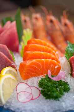 日本风格各种各样的生鱼片菜