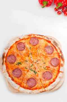 意大利原始薄地壳意大利辣香肠披萨