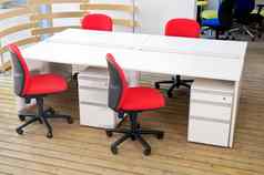 办公室桌子红色的椅子小隔间集