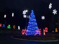 圣诞节照明圣诞节树马车喷泉白色蓝色的黑暗背景