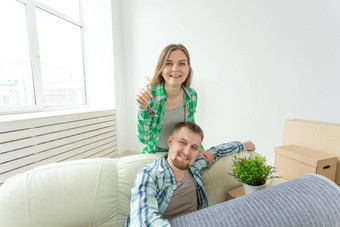 年轻的有趣的积极的夫妇持有键公寓站生活房间乔迁庆宴家庭抵押贷款概念