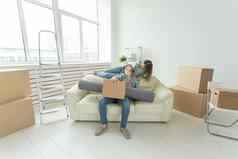 移动搬迁首页概念年轻的夫妇有趣的沙发上包围盒子