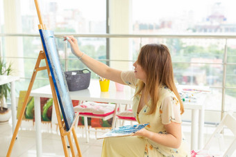 绘画艺术类画课程技能想象力灵感迷人的学生女孩创建图片画架