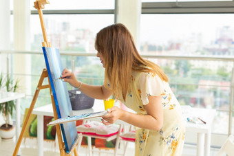 艺术学校创造力休闲概念学生女孩年轻的女人艺术家画架调色板油漆刷<strong>绘画图片</strong>工作室
