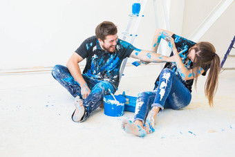 人改造内饰概念年轻的夫妇坐着白色地板上有趣的打破
