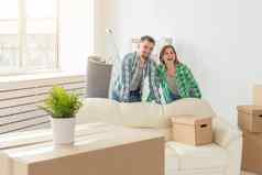家庭公寓搬迁概念年轻的夫妇移动房子