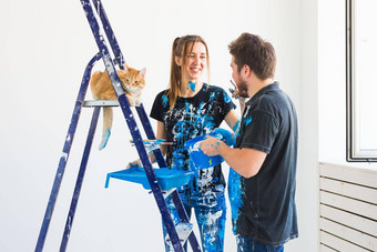 宠物重新装饰的关系概念年轻的有趣的夫妇猫改造公寓