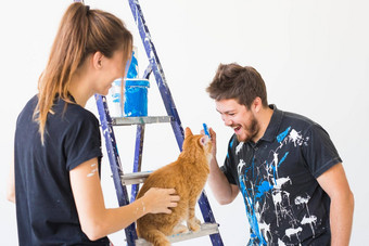 人重<strong>新装</strong>饰改造概念肖像夫妇猫对于油漆