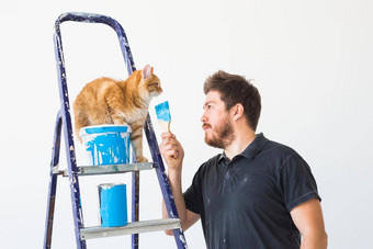 人<strong>改造</strong>宠物修复概念肖像有趣的男人。猫重新装饰公寓