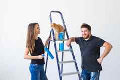 人重新装饰的关系概念年轻的有趣的夫妇猫改造公寓