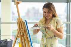 艺术类画概念女人艺术家工作绘画工作室