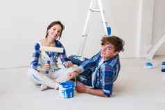修复家庭改造概念年轻的夫妇绘画墙选择颜色