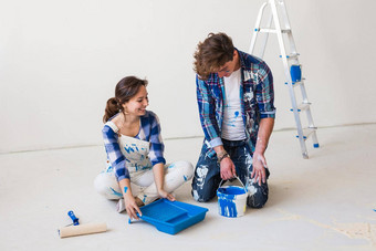 修复家庭人概念年轻的夫妇绘画墙选择颜色