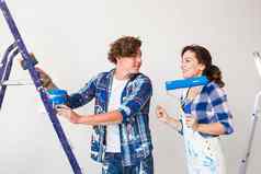 修复改造爱夫妇概念年轻的家庭重新装饰绘画墙笑