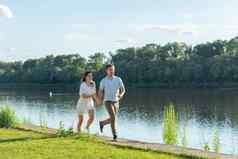 夏天自然的关系人爱概念快乐夫妇运行湖