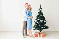冬天假期家庭概念快乐年轻的夫妇圣诞节树首页