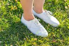 腿白色运动鞋绿色草视图概念青年春天自由