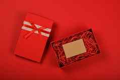 开放红色的礼物盒子丝带弓