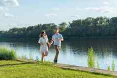 夏天自然的关系人爱概念快乐夫妇运行湖