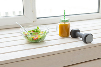 蔬菜沙拉水果冰沙哑铃谎言白色窗台上概念健康的生活方式物理活动适当的营养