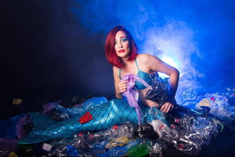 海洋塑料污染可爱的美人鱼游泳水塑料垃圾停止塑料污染仙女演讲现实概念