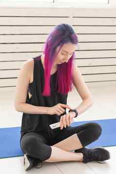 年轻的可爱的亚洲女孩健身模型明亮的彩色的头发计数卡路里燃烧锻炼概念体育运动健身
