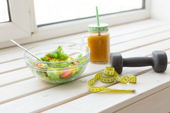 蔬菜沙拉<strong>水果</strong>冰沙哑铃谎言白色窗台上概念健康的生活方式物理<strong>活动</strong>适当的营养