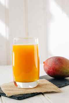 芒果汁玻璃新鲜的水果喝