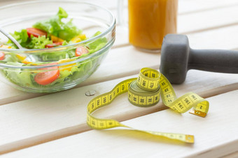蔬菜沙拉水果冰沙哑铃谎言白色窗台上概念健康的生活方式物理活动适当的营养